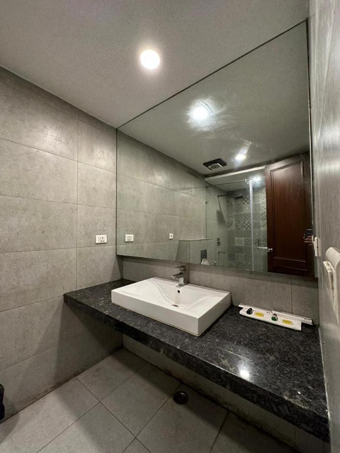 Hotel The Imperio Nowe Delhi Zewnętrze zdjęcie