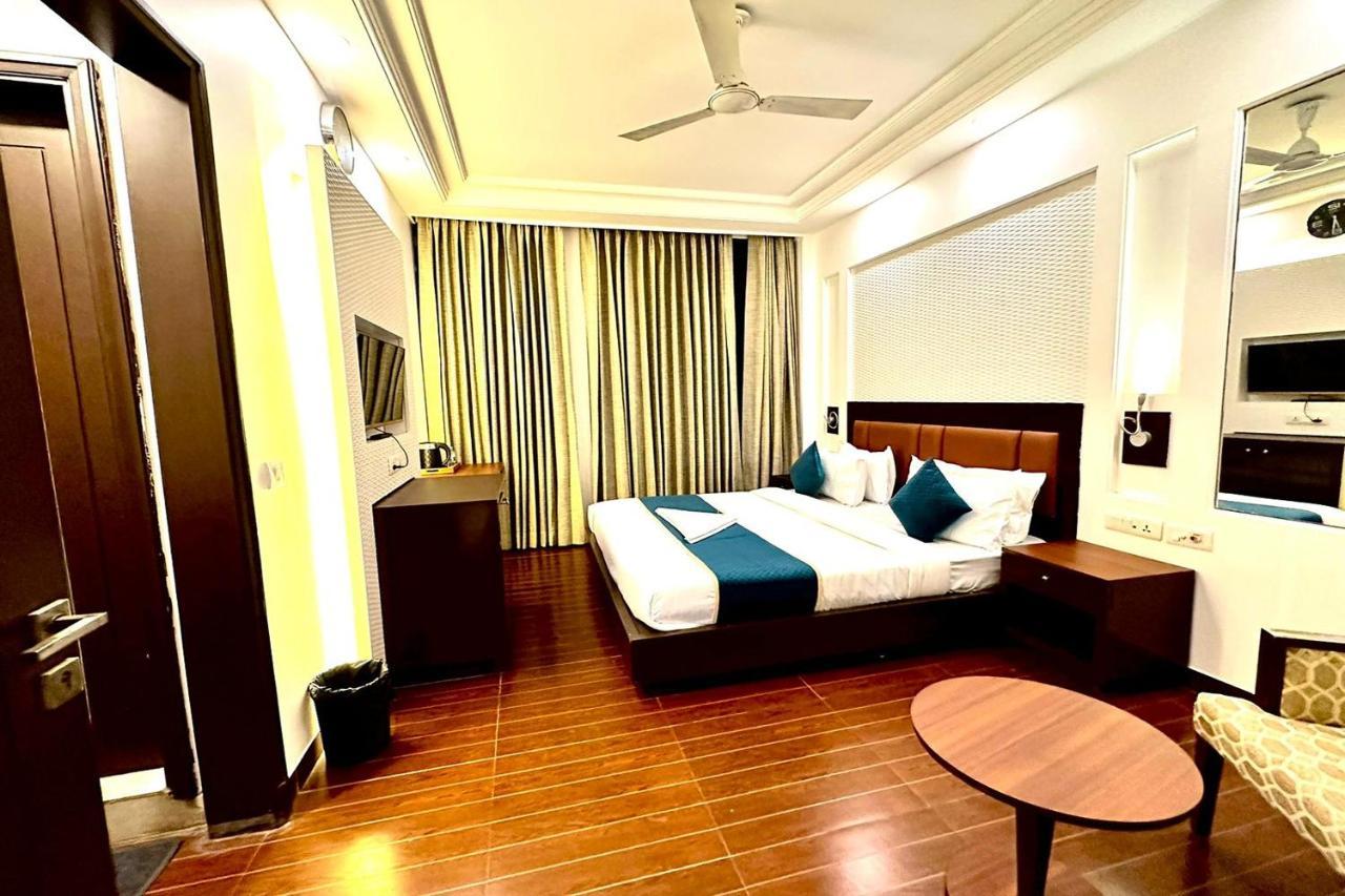 Hotel The Imperio Nowe Delhi Zewnętrze zdjęcie