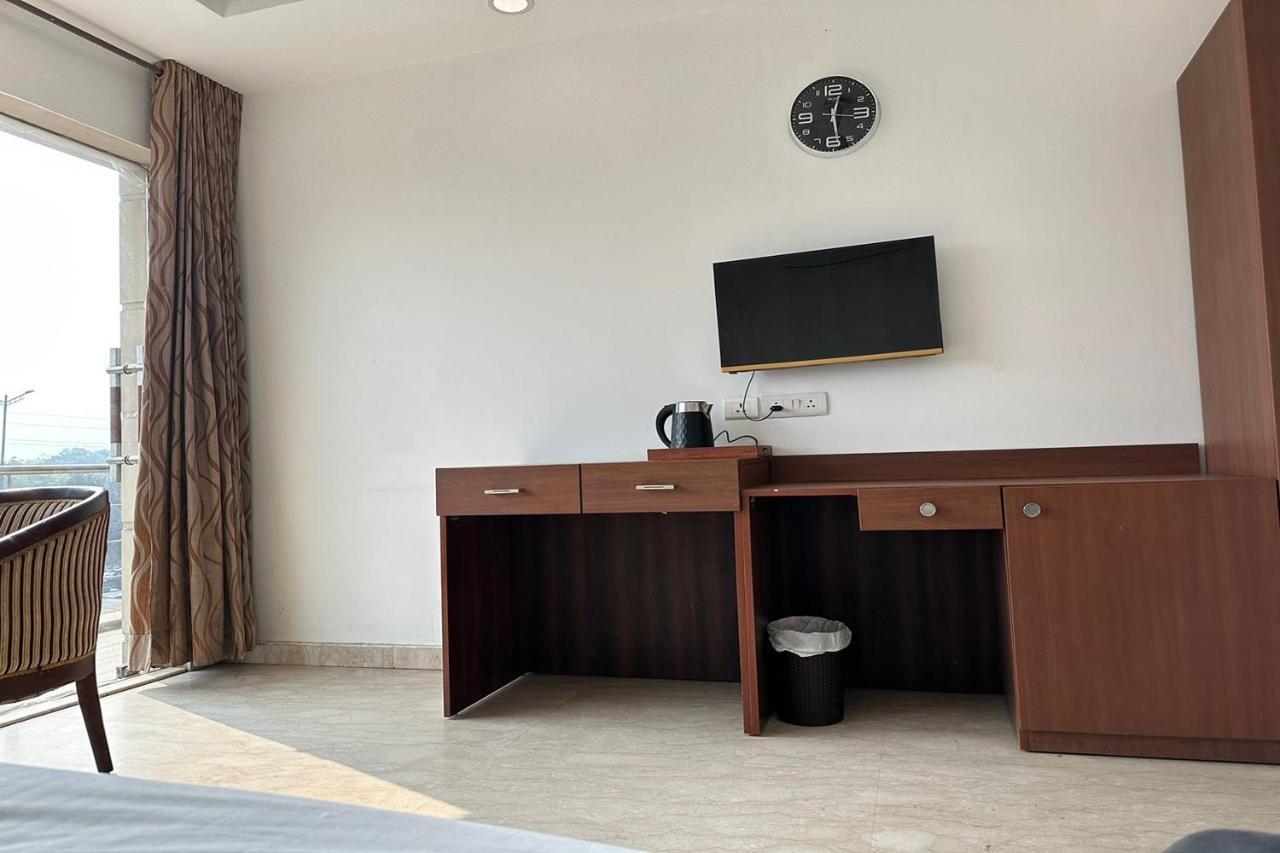 Hotel The Imperio Nowe Delhi Zewnętrze zdjęcie