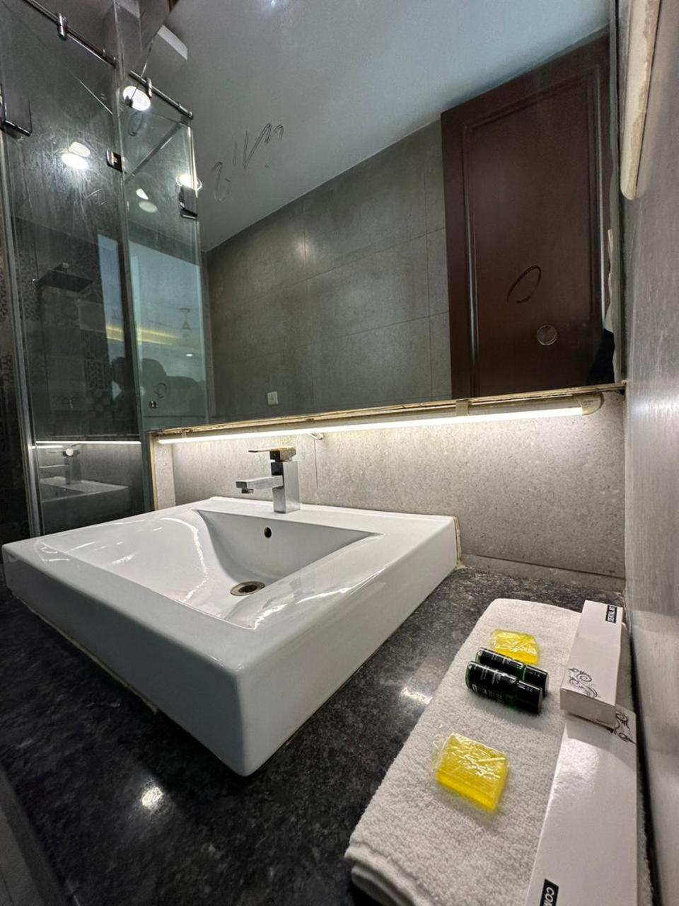 Hotel The Imperio Nowe Delhi Zewnętrze zdjęcie